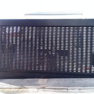 Fenestra roller shutter door